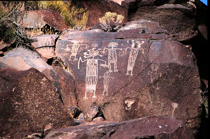 Los seres misteriosos grabados en las rocas hace miles de años han desconcertado a expertos desde su descubrimiento. ¿Qué representan?