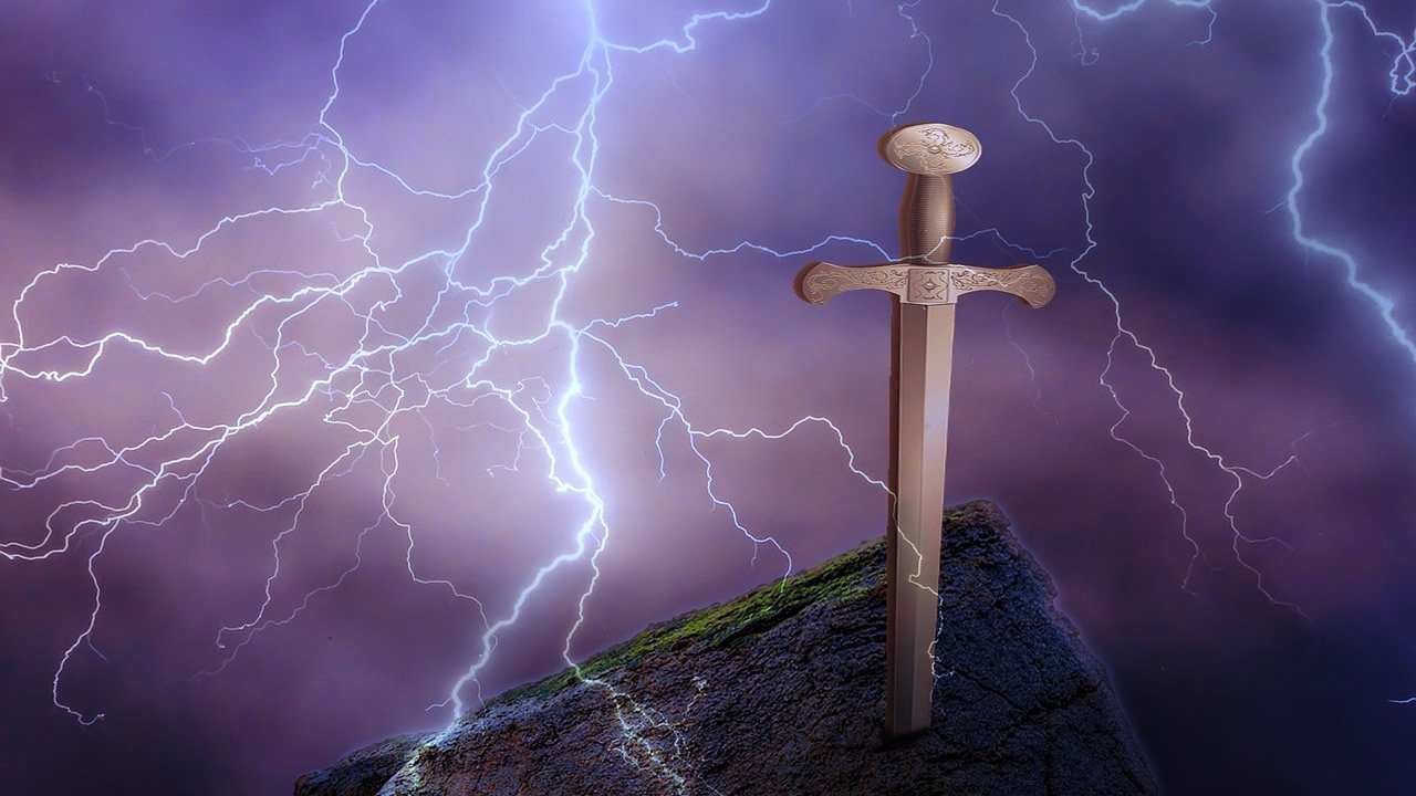 «Excalibur de Rusia» Hallan una espada enterrada en una piedra en Gniózdovo