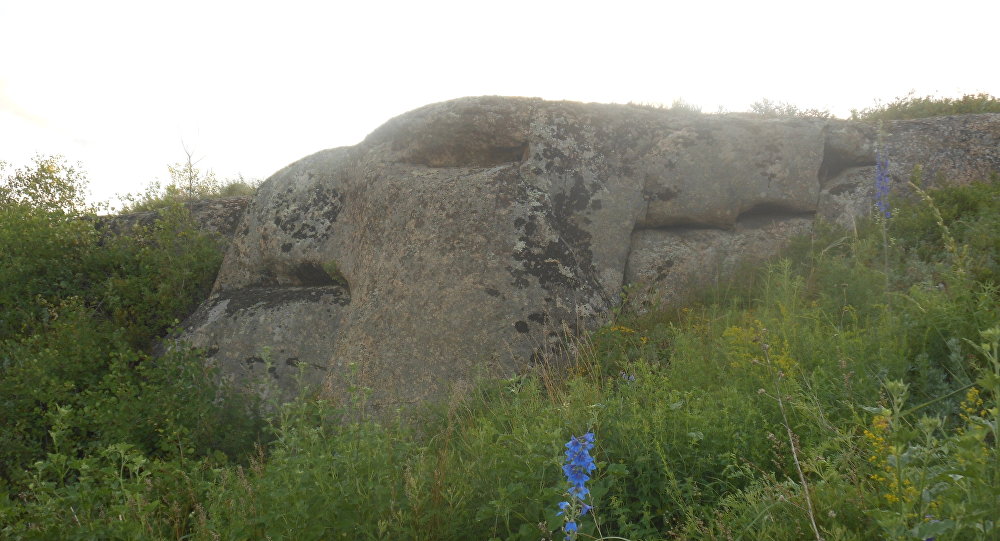 ¿Qué hacen estas milenarias rocas talladas con forma de dragón en Siberia?