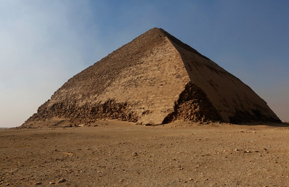 Esta imagen muestra exactamente por qué la pirámide doblada obtuvo su nombre