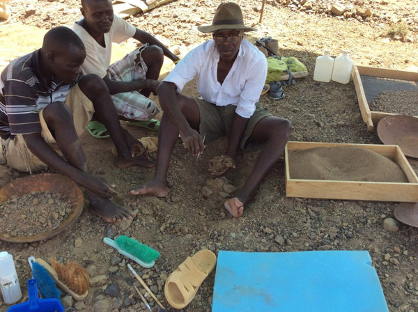 Akai Ekes y John Ekusi observan cómo Isaías Nengo levanta el bloque de arenisca con Alesi, después de seis horas de excavación