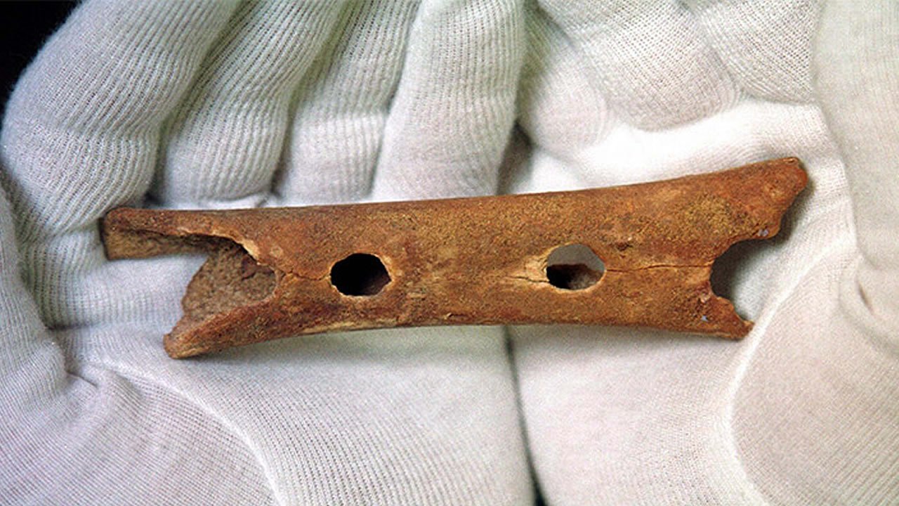 Esta flauta de hueso de hace 43.000 años destroza los cimientos de la Historia convencional
