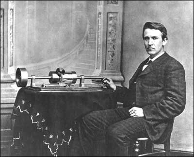 Thomas Edison sentado junto a un fonógrafo