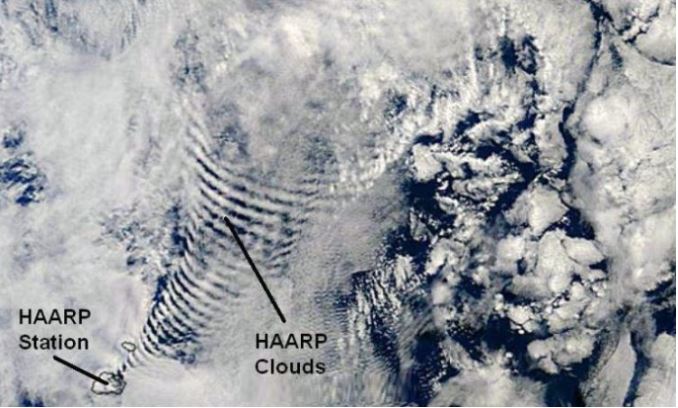 ¿HAARP es realmente responsable de los cambios climáticos? En esta próxima imagen, el enigmático conjunto de nubes se formó cerca de una Estación HAARP, que eventualmente generó unos únicos patrones de nubes.