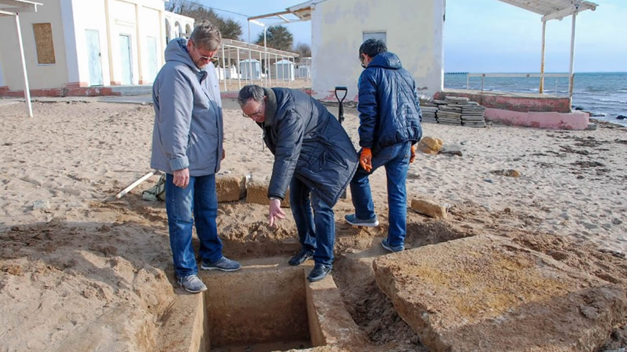 Encuentran antigua tumba griega en una playa de Crimea