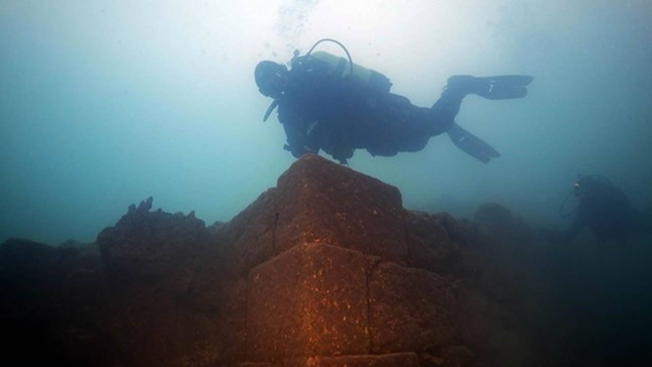 Hallan un misterioso castillo de 3.000 años sumergido en un lago de Turquía
