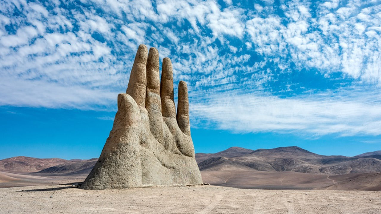 La mano gigantesca que sobresale del desierto de Atacama en Chile