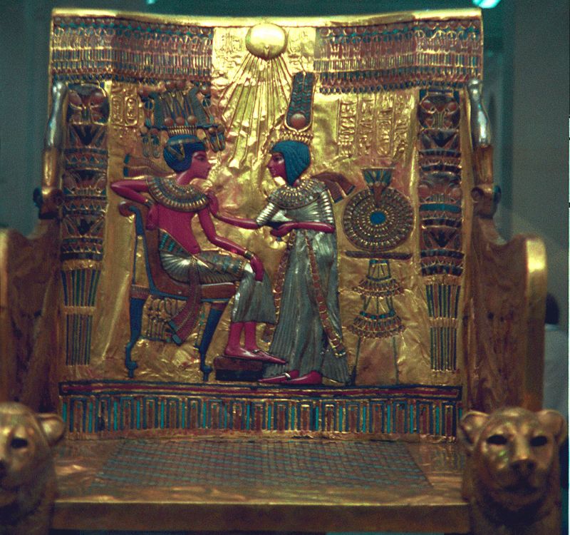 Respaldo del trono enchapado en oro de Tutankamón. Se ve al joven rey junto a su esposa Anjesenamón con la corona de Gran Esposa Real prodigándole cuidado