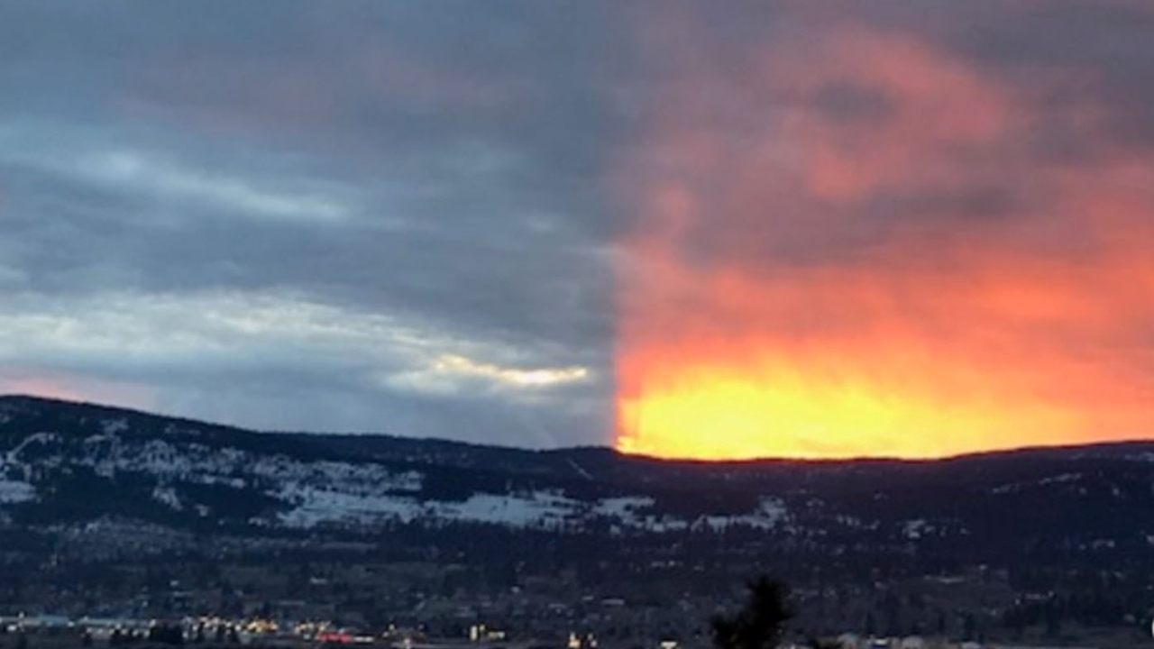 «Sunset split» Extraño fenómeno divide el cielo en dos en Canadá
