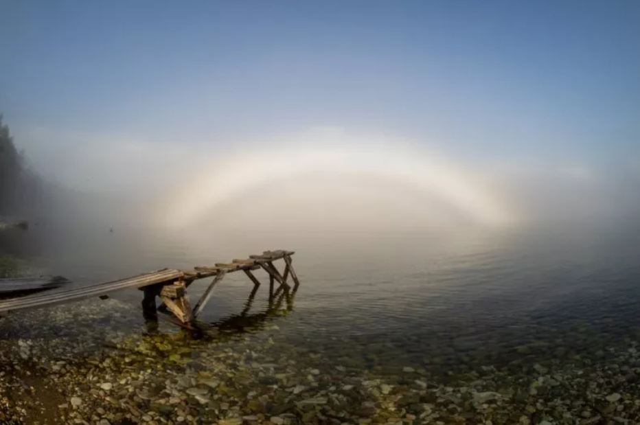 Fotografía de un arco de niebla sobre el lago baikal, en siberia. Los arco iris de niebla son mucho más raros que los arco iris de lluvia y solo aparecen cuando las condiciones son las adecuadas