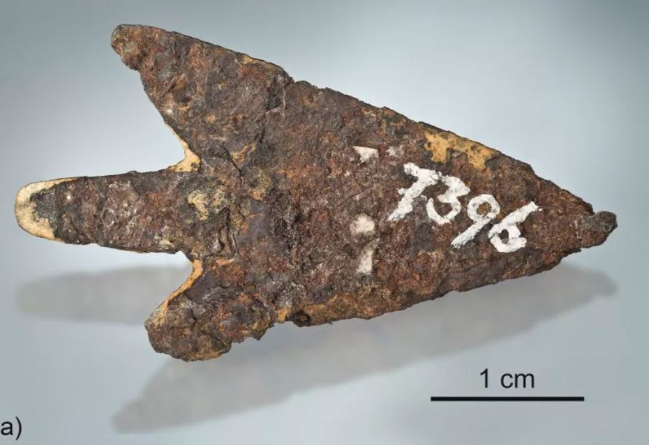 Punta de flecha hecha con hierro procedente de un meteorito hallada cerca del lago biel en suiza. El artefacto ha sido fechado a finales de la edad del bronce