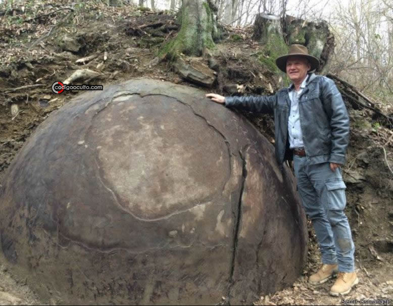 Semir osmanagić posa junto a la piedra gigante que, asegura, podría ser la más antigua del mundo