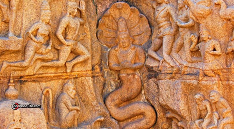 Una entidad reptil humanoide representada en antigua escultura en india