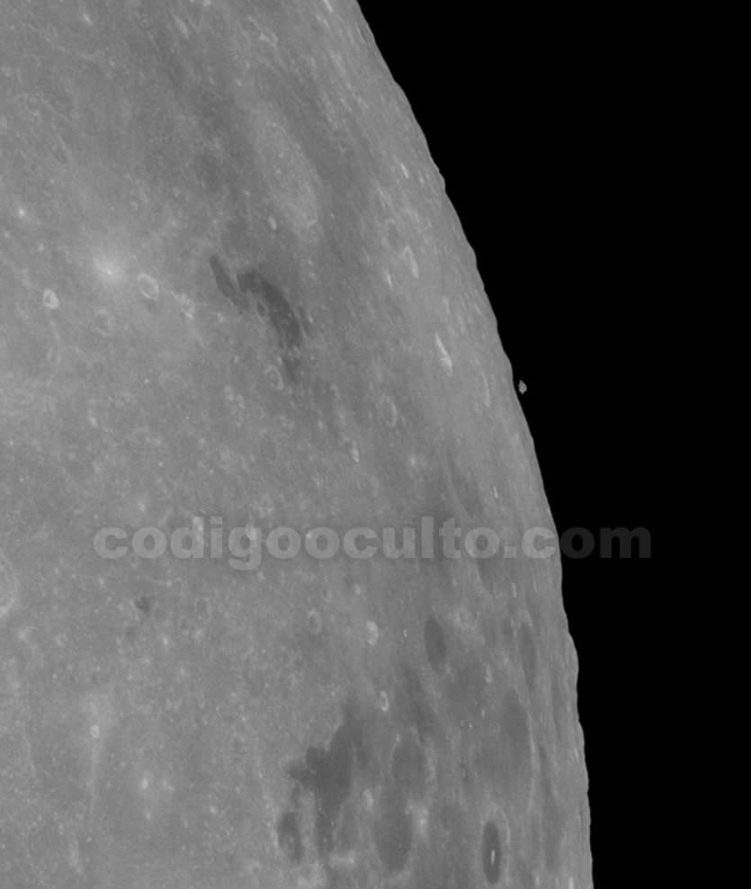 "Pedazo de la luna" Puedes verse algo de estructura similar a la de la Luna, pero a mucha distancia de su superficie.