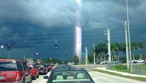 Extraño rayo luminoso fotografiado en Florida, EE.UU.
