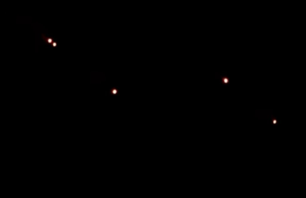 Flotilla de esferas luminosas grabadas sobre Toronto, Canadá
