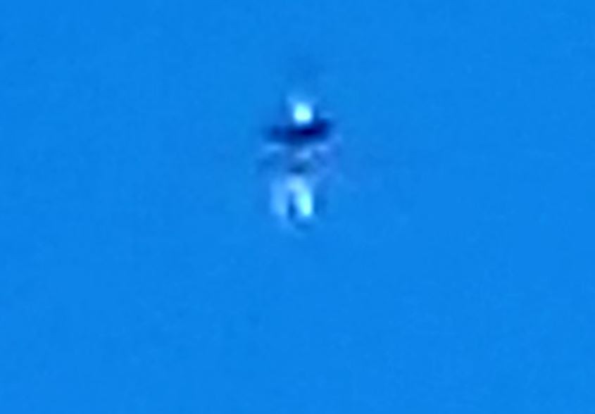 Se muestra la forma de humanoide. Además en el vídeo puede verse como el OVNI parece correr en el aire.