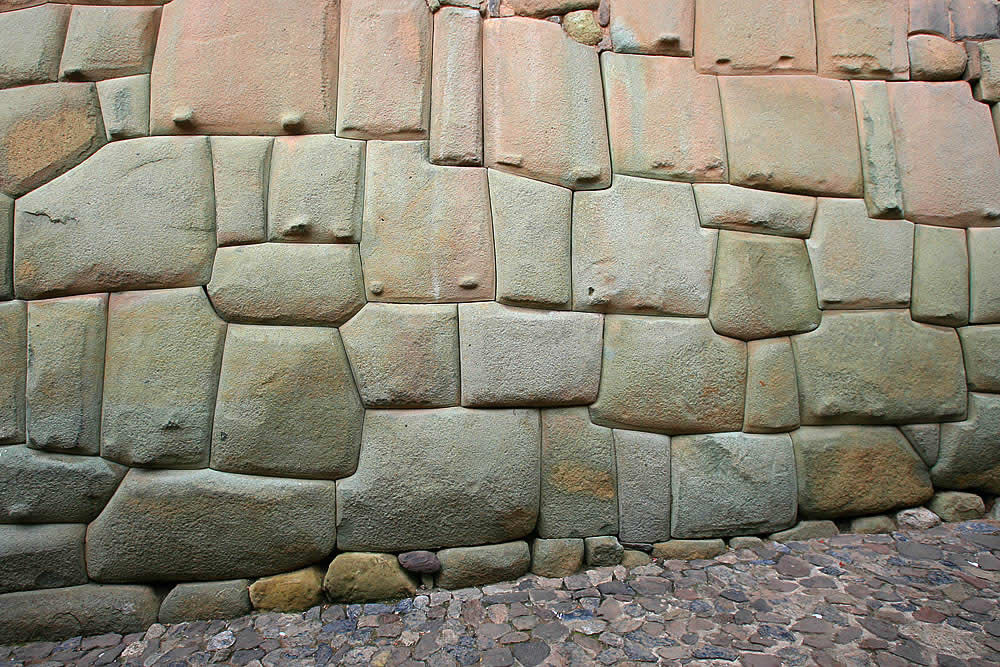 Palacio de Roca Inca, Cuzco, Perú. Otro ejemplo de extrema precisión. Ni siquiera una hoja de papel puede entrar entre las rocas, e impresionantemente estas parecen estar fusionadas. ¿Aplicación de altas fuentes de calor?