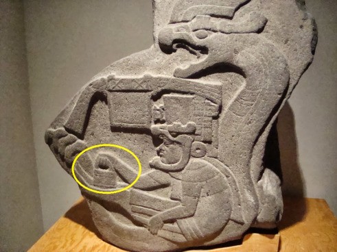 Sacerdote Olmeca y un cubo sostenido en su mano. ¿Conexión Anunnaki?