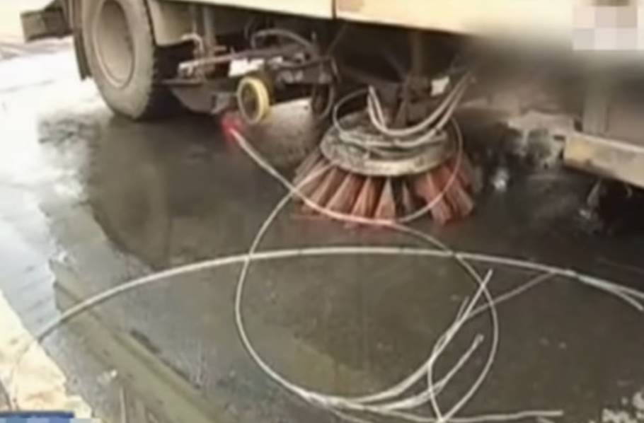 El cable que causó la extraña "levitación" de los autos en la autopista de China