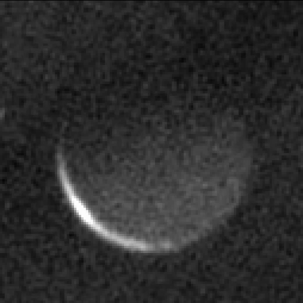 Tras su acercamiento a Plutón, la nave espacial New Horizons tomó esta imagen que muestra la belleza inquietante del lado nocturno de la luna más grande de Plutón, Caronte.