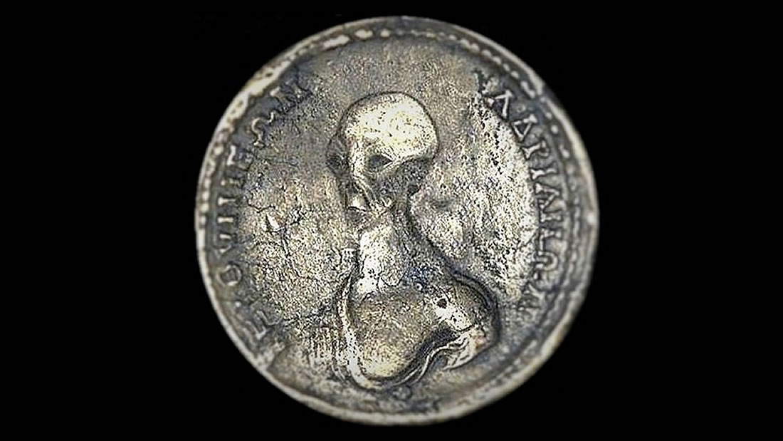 Antigua moneda encontrada en Egipto representaría a una «criatura alienígena»
