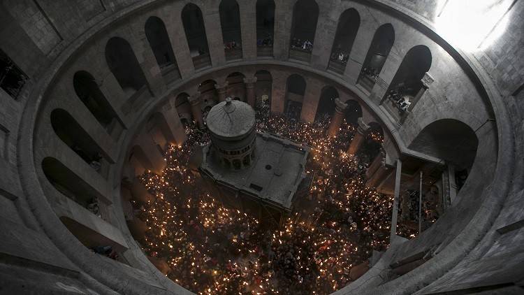 Devotos sostienen velas durante la ceremonia cristiana ortodoxa de la Luz Sagrada en la iglesia del Santo Sepulcro de Jerusalén, el 11 de abril de 2015.