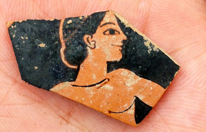 Fragmento de la cerámica roja del siglo VI AC