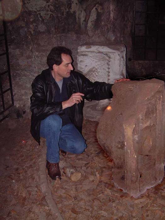 Graham examina en las cuevas de Hawkstone Park los fragmentos de la estatua del águila en cuyo interior se encontró una pequeña copa de piedra. 