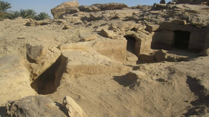 Algunas de las tumbas excavada en la roca encontradas Gebel el Sisila.