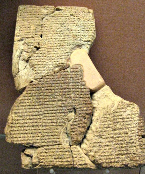 Tablilla cuneiforme en la que se encuentra escrito el Poema de Atrahasis. (Siglo XVII a. C.) Museo Británico de Londres, Inglaterra.