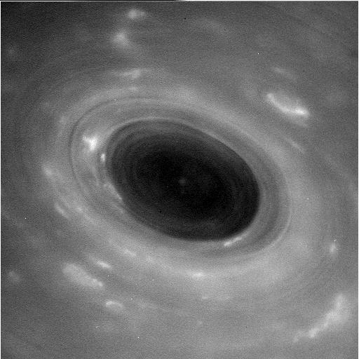 Huracán gigante en la atmósfera de Saturno. 