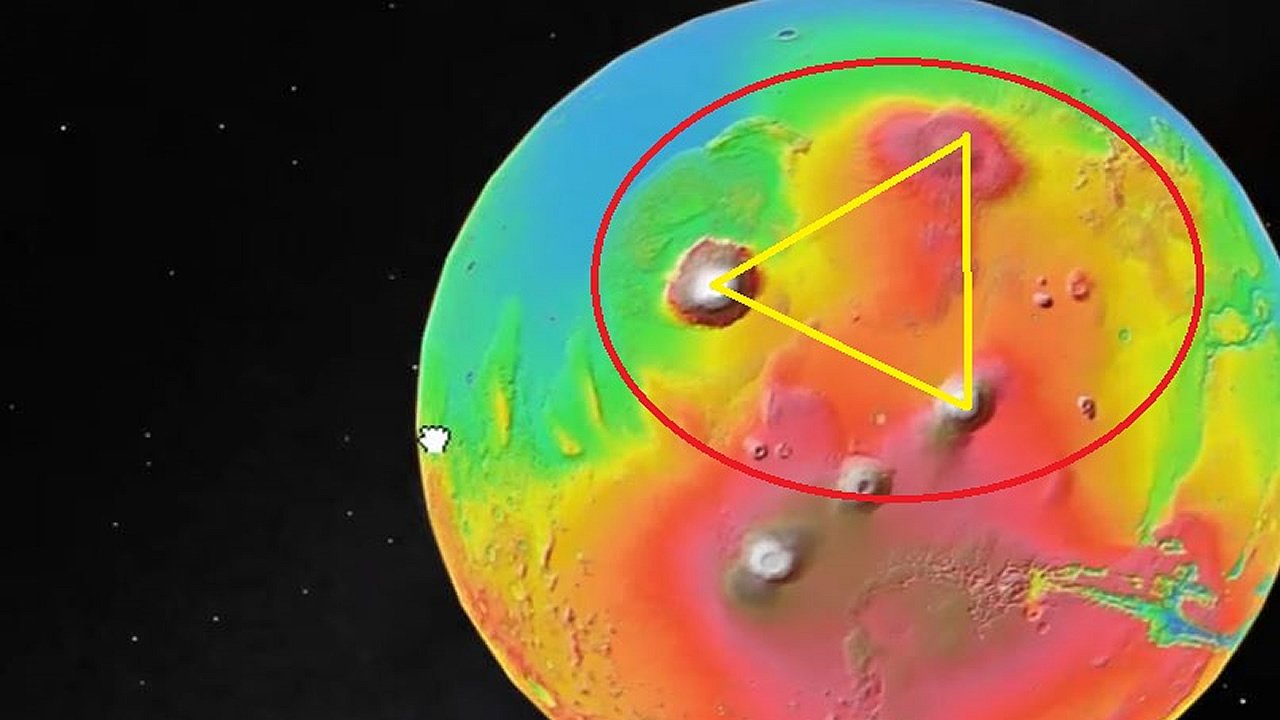 Un Triángulo perfecto en Marte: Monte Olympus y tres volcanes en extraña formación