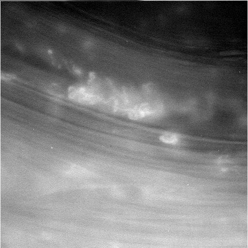 Cassini de la NASA está dando una mirada más cercana a la atmósfera de Saturno.