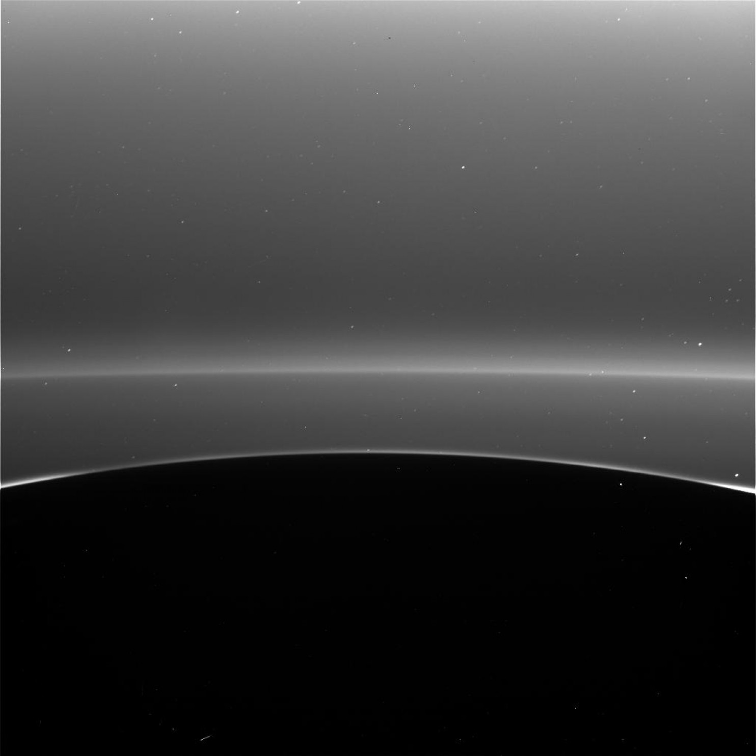 Mirando a través de los anillos de Saturno.