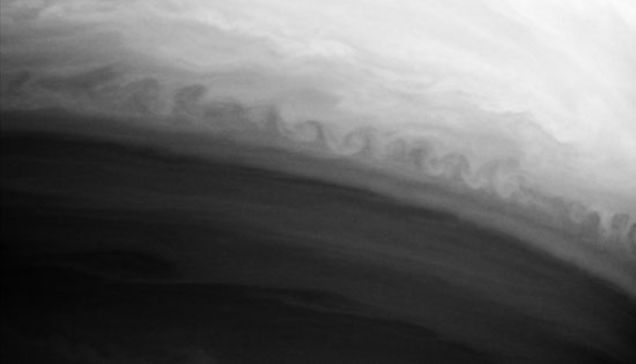 Una inestabilidad de Kelvin-Helmholtz en el planeta Saturno formada por la interacción de dos bandas en la atmósfera del planeta.