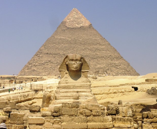 La misteriosa Gran Esfinge junto a los restos de su templo. Detrás, la pirámide de Kefrén. 