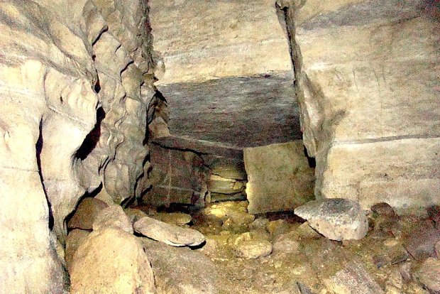 Interior de la Cueva de los Tayos en Ecuador. En la imagen se puede observar un corredor que mide unos 200 metros apreciándose, claramente paredes rectas así como cortes geométricos en las rocas