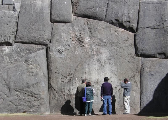 La construcción de Sacsayhuamán sigue siendo un profundo misterio para los investigadores que no han podido entender cómo los pueblos antiguos lograron transportar y colocar estas piedras megalíticas.