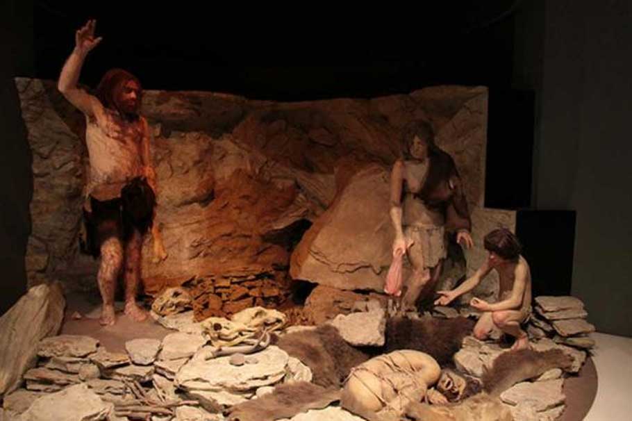 Reconstrucción de Neandertales enterrando a un individuo en una cueva. Museo Nacional de Historia Natural, Washington D. C., Estados Unidos.