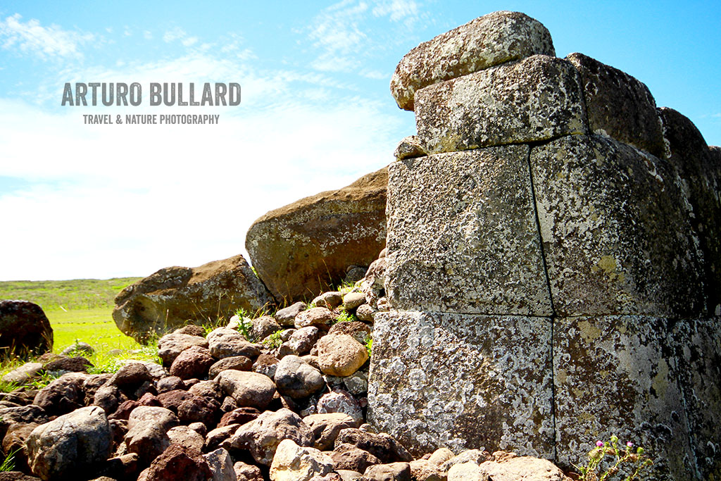 Muro construido con la misma técnica que utilizaron los incas, al lado un Moai caído