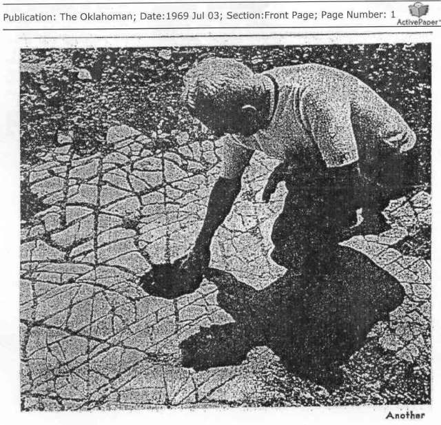 Piso de mosaico masivo, con extraños agujeros descubierto en Oklahoma. Una publicación de «The Oklahoman»