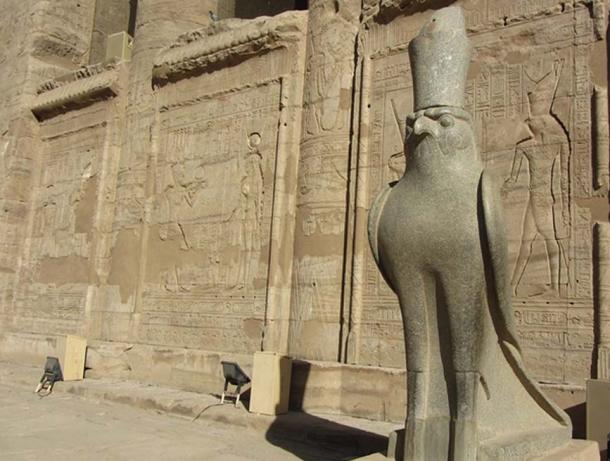 Escultura de piedra de Horus en Egipto