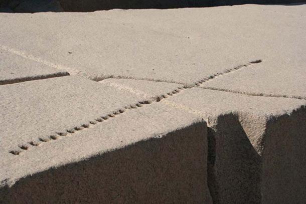 Un obelisco egipcio inacabado en Asuán con agujeros que muestran cómo el granito sería dividido