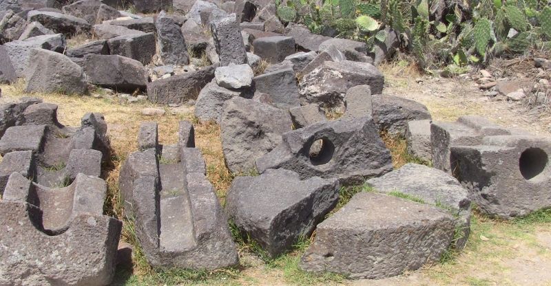 Piedras de andesita dura bien formada, algunas con surcos, y otros agujeros circulares... ¿la gente de Wari de edad de bronce hizo este trabajo, u otra cultura? 