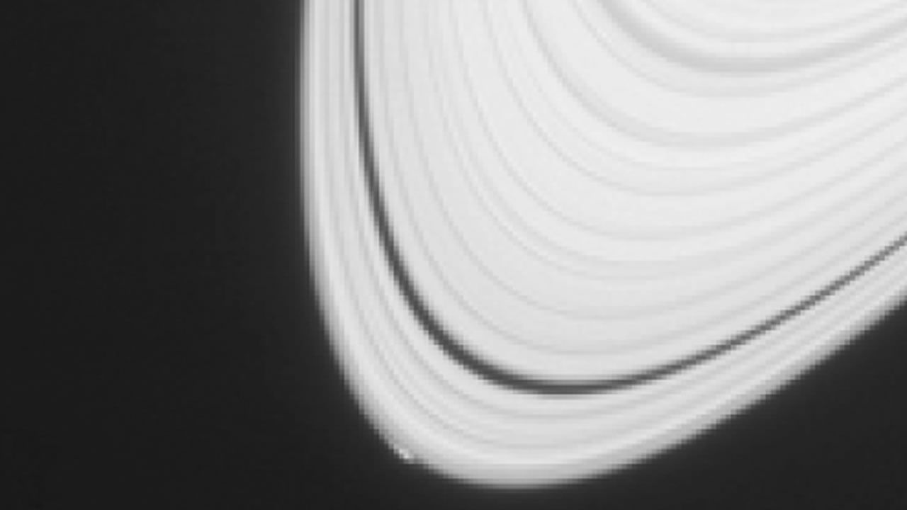 Cassini captura algo misterioso en los anillos de Saturno antes de destruirse