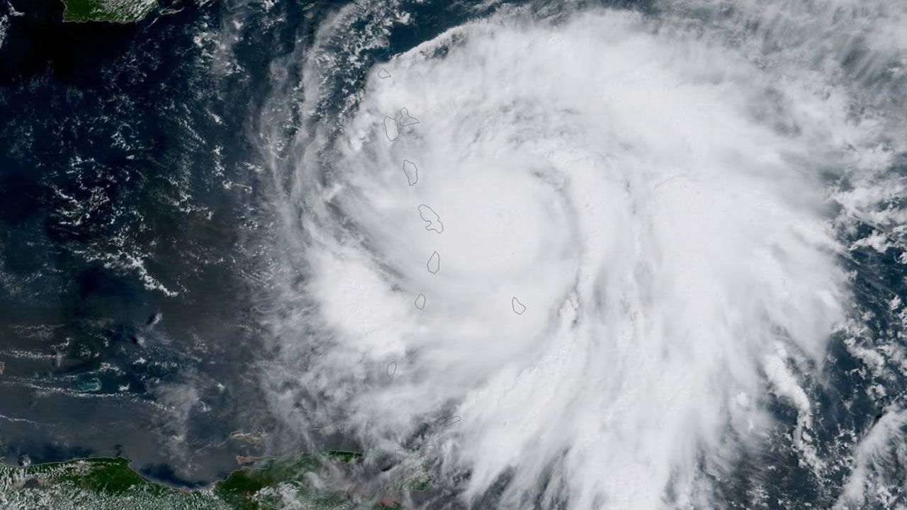 Huracán María alcanza la categoría 5 y se acerca a Dominica