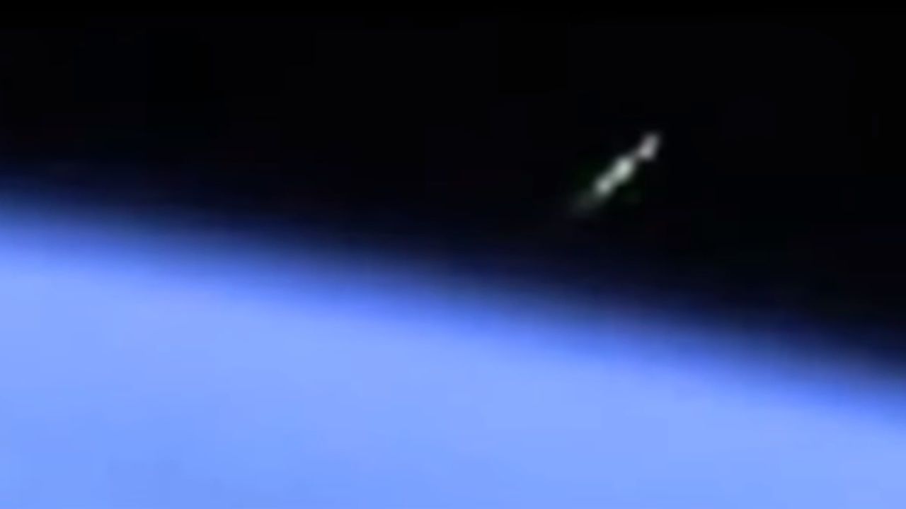 ¿OVNI vigilando la Estación Espacial Internacional o solo un reflejo?