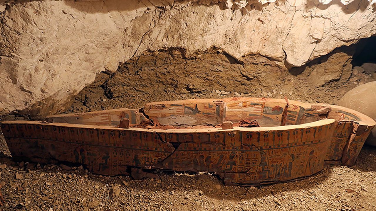 Hallan en Egipto una tumba repleta de momias y de joyas de más de 3.000 años de antigüedad