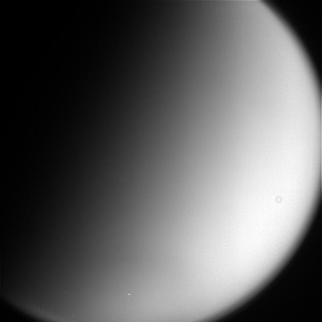 Una de las últimas fotografías que Cassini tomó de Titán el 13 de septiembre. Ha llegado a la Tierra esta noche.